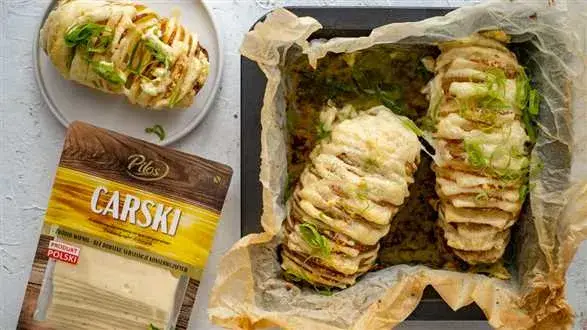 Serowe ziemniaki hasselback 