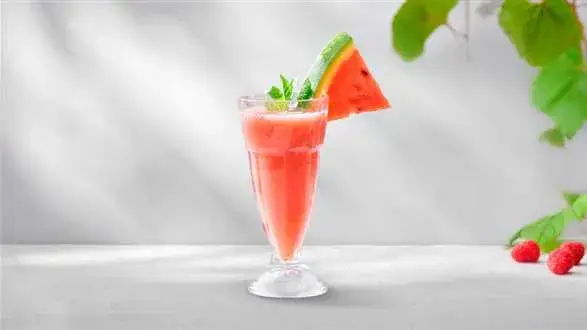 Wegański shake z arbuza i truskawek