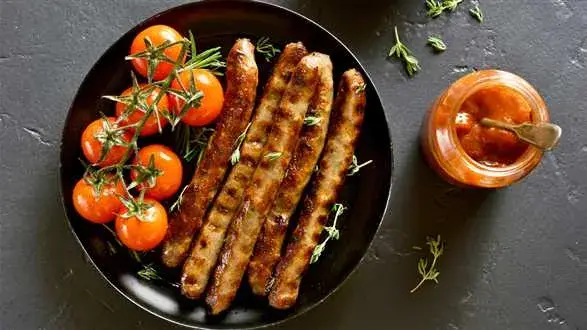 Grillowane wegekiełbaski z sosem miodowo-pomidorowym