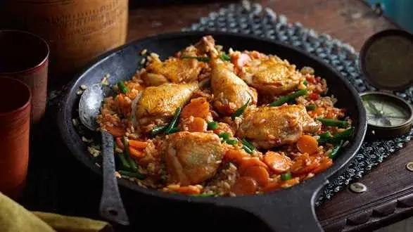 Kurczak w pomidorach z ryżem (Jollof)