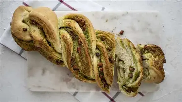 Chlebek z pesto i kabanosami