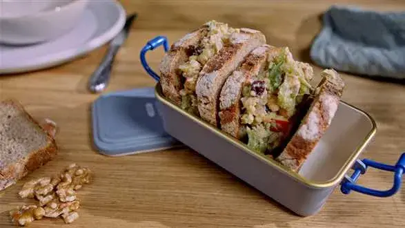 Wegański lunchbox: kanapki z sałatką z ciecierzycy