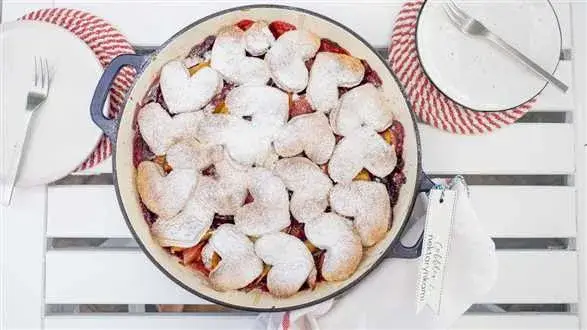 Cobbler – owoce pod kruchymi ciasteczkami