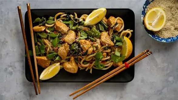 Kurczak hoisin z makaronem udon