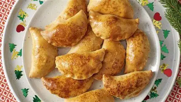 Pierożki z marcepanem, śliwkami i morelami