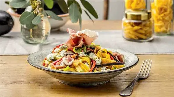 Tagliatelle z bakłażanem, papryką, rukolą i szynką San Daniele