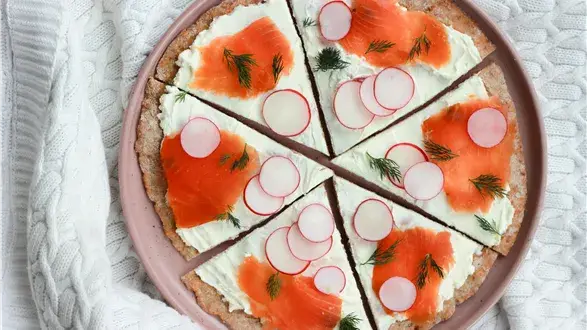 Śniadaniowa pizza z serka wiejskiego