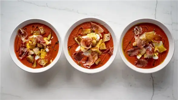 Salmorejo z szynką serrano