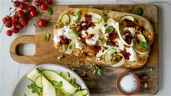 Pinsa z kiełbasą nduja, burratą i cukinią