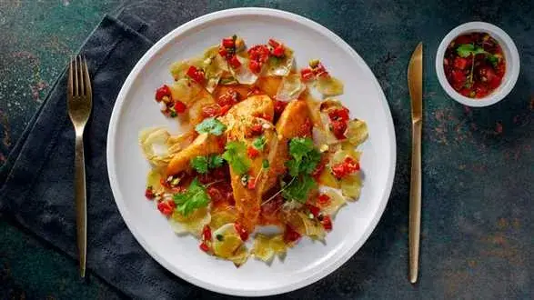 Kurczak w pomidorach z pieczoną kapustą