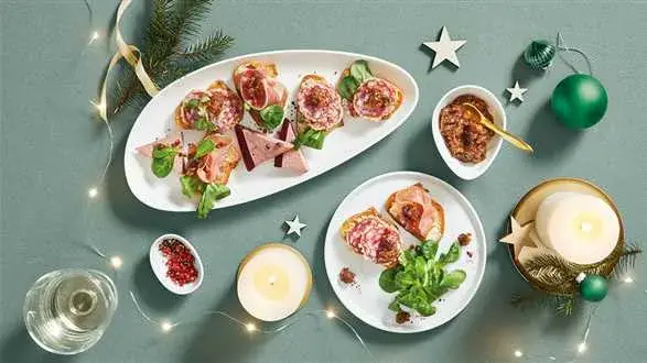 Tosty z bagietki z szynką parmeńską, salami, pasztetem i sosem musztardowym 