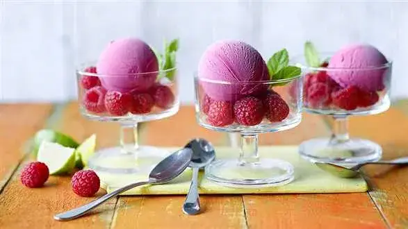 Mrożony jogurt z malinami i limonką
