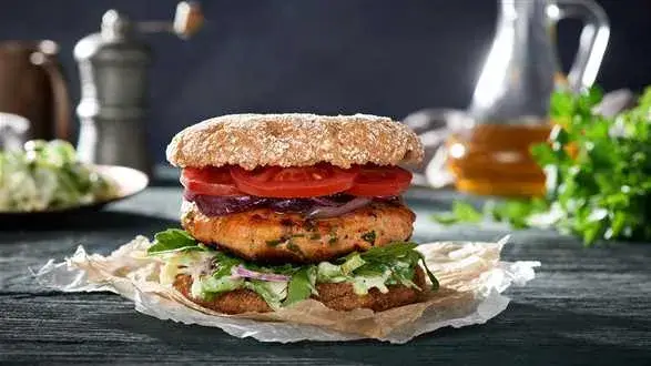 Burgery rybne z sałatką coleslaw