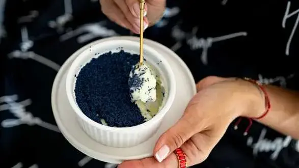 Wytrawny crème brûlée z czarnym kawiorem