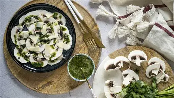 Carpaccio z pieczarek z serem Mahon