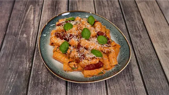 Rigatoni w kremowym sosie pomidorowym