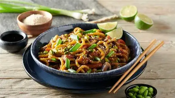 Wegański makaron udon z tofu i warzywami