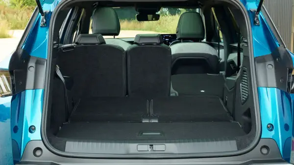 Det rymliga peugeot 5008 bagageutrymme med nedfällda säten, redo för din nästa resa eller shoppingtur.