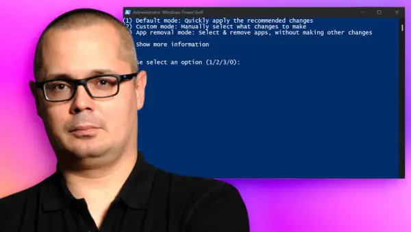 Mann mit Brille vor PowerShell-Fenster, das Optionen für einen Windows 11 Debloater anzeigt.