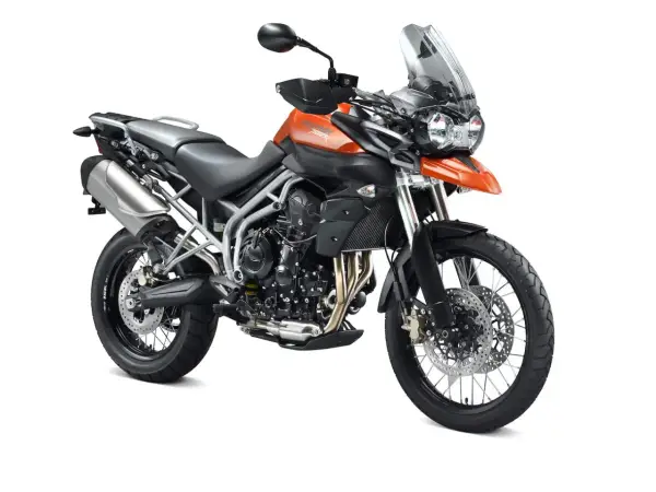 Pomarańczowy motocykl adventure Triumph Tiger 800 XC. Sprawdź jego dane techniczne i przygotuj się na wyprawę!