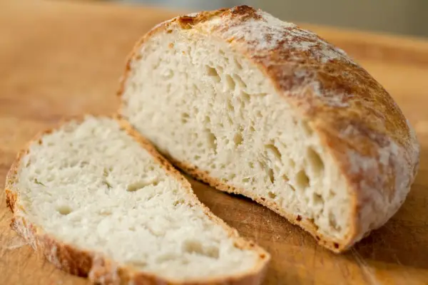 Pain artisanal tranché, la mie aérée témoigne d'une cuisson pain au four chaleur tournante parfaite.
