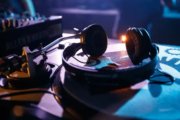 Słuchawki na gramofonie, gotowe do transpozycji dźwięku. Mikser Allen & Heath w tle.