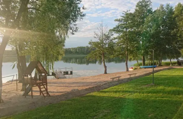 Najlepsze miejsca na camping nad jeziorem Powidzkim i ich zasady
