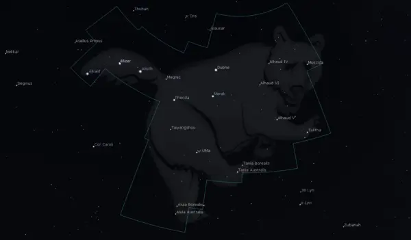 Wielka Niedźwiedzica, zarys konstelacji na nocnym niebie, otoczona gwiazdami i ich nazwami.