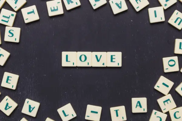 Litery układają się w "LOVE", tworząc uniwersalny język miłości.