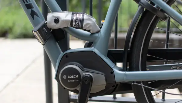 Jak zabezpieczyć rower przed kradzieżą? Solidna blokada Hiplok Gold na ramie roweru elektrycznego Bosch.
