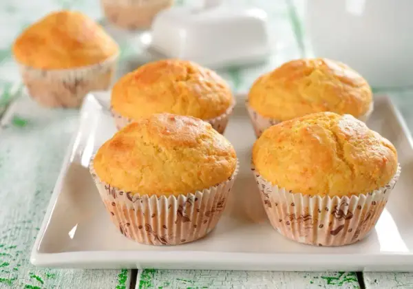 Wilgotne i puszyste muffinki na talerzu. Idealne do kawy, według prostego przepisu.