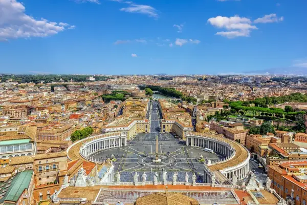 Vista aerea di Piazza San Pietro, Roma. Un luogo iconico, quasi un "giro delle sette chiese" moderno per la sua grandezza.