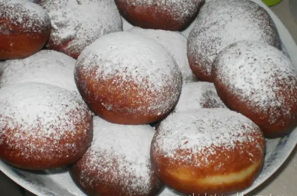 Pyszne, świeżo usmażone paczki posypane cukrem pudrem. Idealne, gdy zastanawiasz się, jak zrobić paczki na tłusty czwartek.