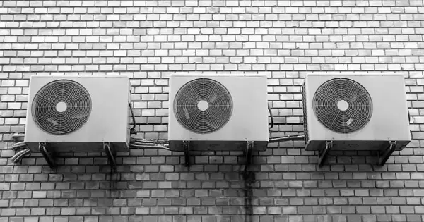Klimatyzacja słabo chłodzi? Rozpoznaj objawy uszkodzonej chłodnicy!