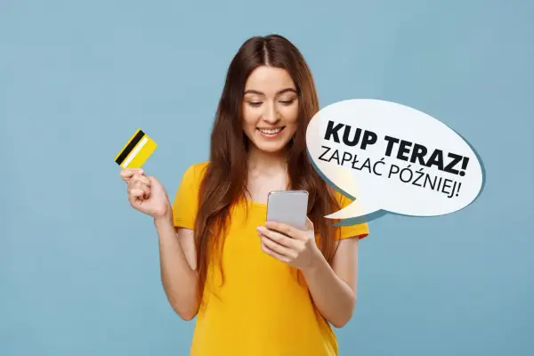 Uśmiechnięta dziewczyna z kartą płatniczą w dłoni, korzystająca z telefonu. Dymek z napisem "Kup teraz! Zapłać później!" sugeruje wygodne zakupy bez odsetek z Paypo.