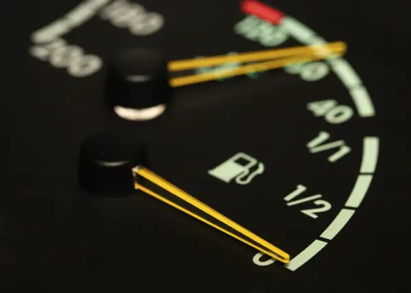 Indicador de combustible casi vacío. El consumo de combustible puede incrementarse cuando el tanque está bajo, ¡prepárate para repostar!