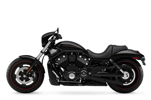 Czarny Harley-Davidson V-Rod Night Rod z czerwonymi akcentami na felgach. Potężny silnik i sportowy wygląd.