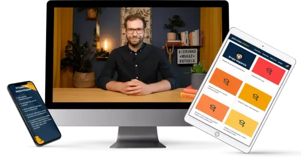Mężczyzna siedzi przy biurku, przed nim tablet i telefon z pytaniami do przemyślenia.