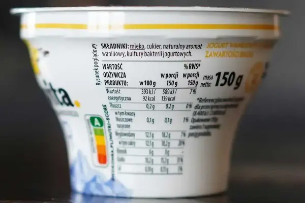 Jogurt skyr waniliowy. Porcja 150g ma 139 kcal. Idealny na szybką przekąskę.