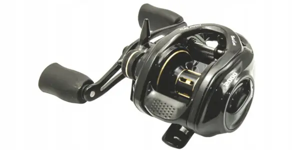 Czarny kołowrotek spro Baitcast 2000 z uchwytem i złotymi detalami.