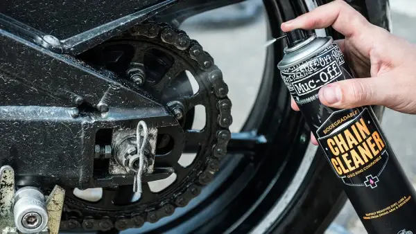 Skuteczne sposoby na to, czym wyczyścić łańcuch motocyklowy