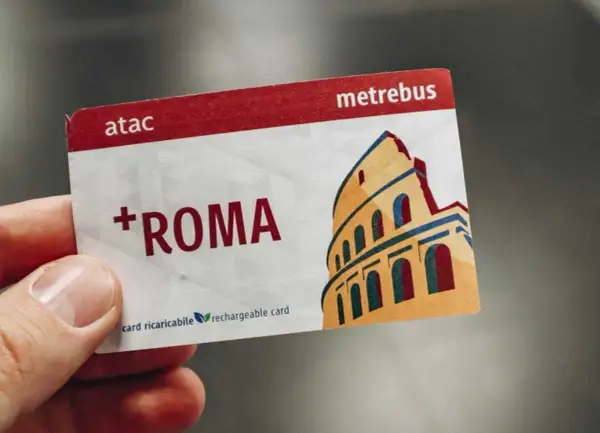 Carta Metrebus ATAC Roma con il Colosseo stilizzato. Ottima per conoscere il prezzo metro e muoversi in città.