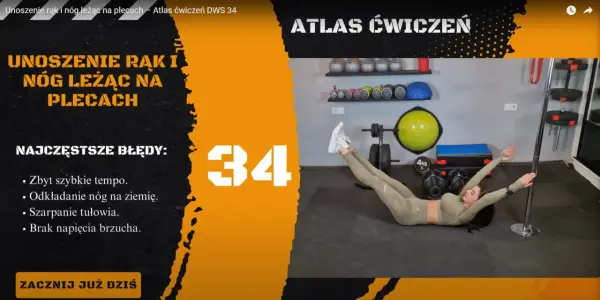 Kobieta wykonuje ćwiczenie unoszenia rąk i nóg leżąc na plecach. W tle siłownia z akcesoriami do treningu.