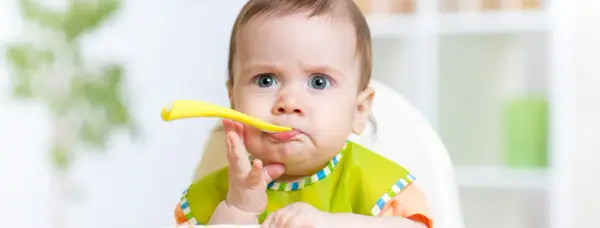 Jak bezpiecznie rozszerzać dietę niemowlaka? Unikaj groźnych błędów!