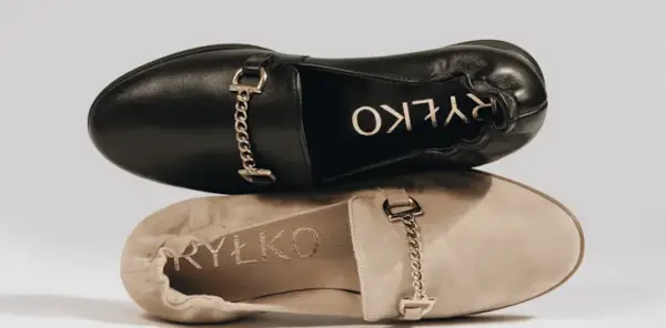 Czarne mokasyny damskie: jak je stylizować na różne okazje?