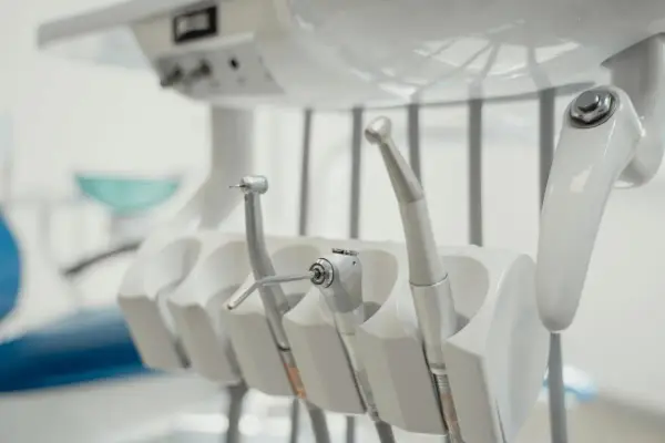 Ile zarabia technik dentystyczny? Sprawdź, jak zwiększyć pensję!