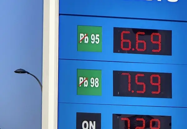 Ceny benzyny: Pb 95 za 6.69, Pb 98 za 7.59. Liczba oktanowa benzyny wpływa na jej jakość.