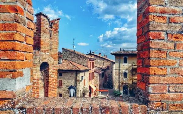 Un borgo antico con tetti in cotto e mura di mattoni, uno dei tanti posti belli vicino a Piacenza.