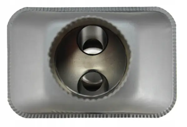 Metalowy radiator do kominka, z dwoma okrągłymi otworami w środku, gotowy do montażu.