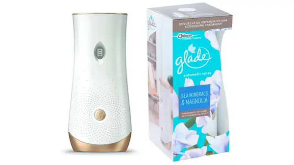 Dispensador Glade automático Sea Minerals & Magnolia. Su diseño permite que los olores suban o bajen, creando un ambiente acogedor.